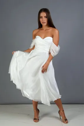 Abito bianco svasato midi in organza con scollo a cuore e maniche cadenti