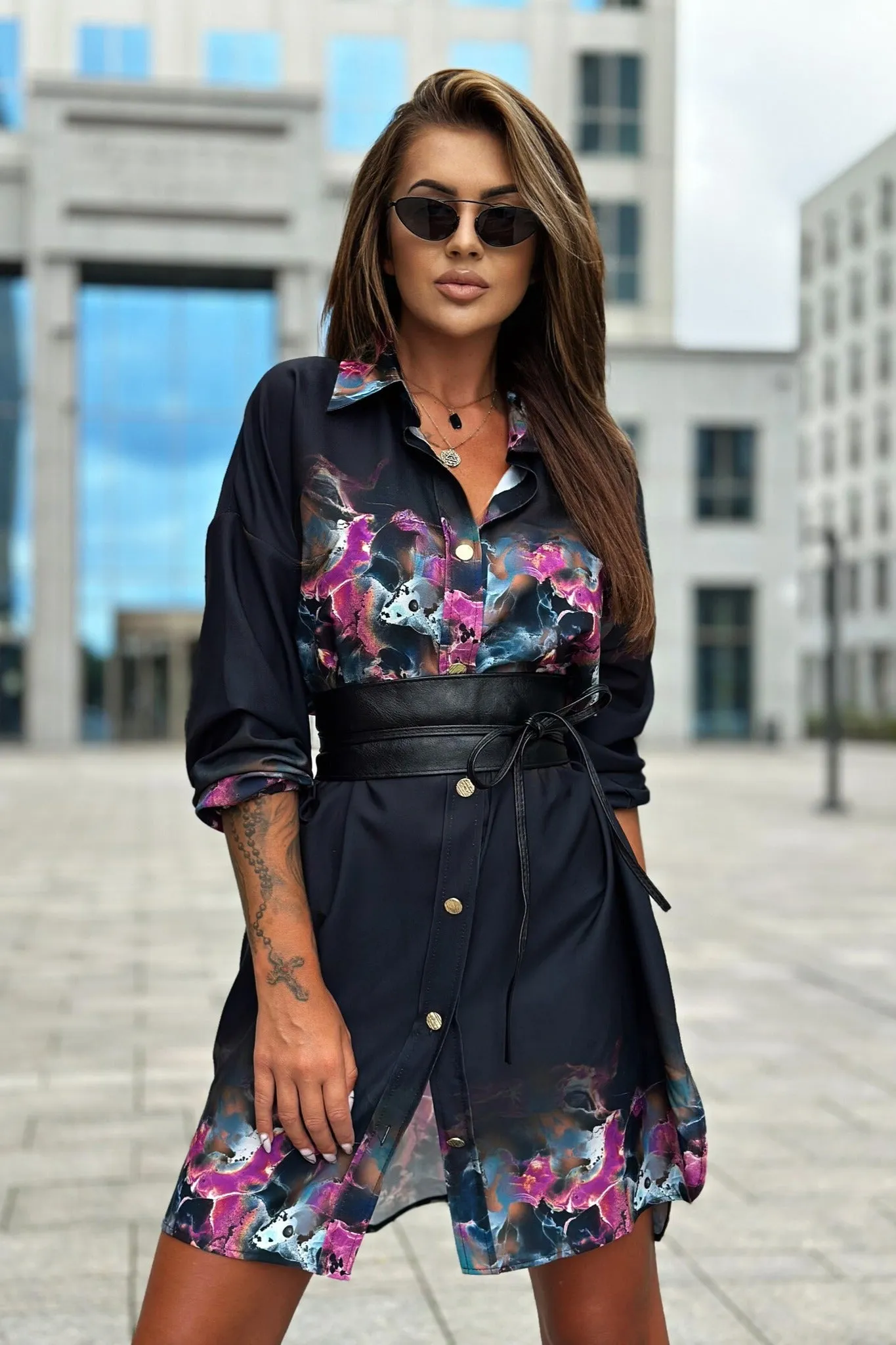 Abito camicia oversize nero a fantasia astratta con cintura inclusa e spacchi laterali