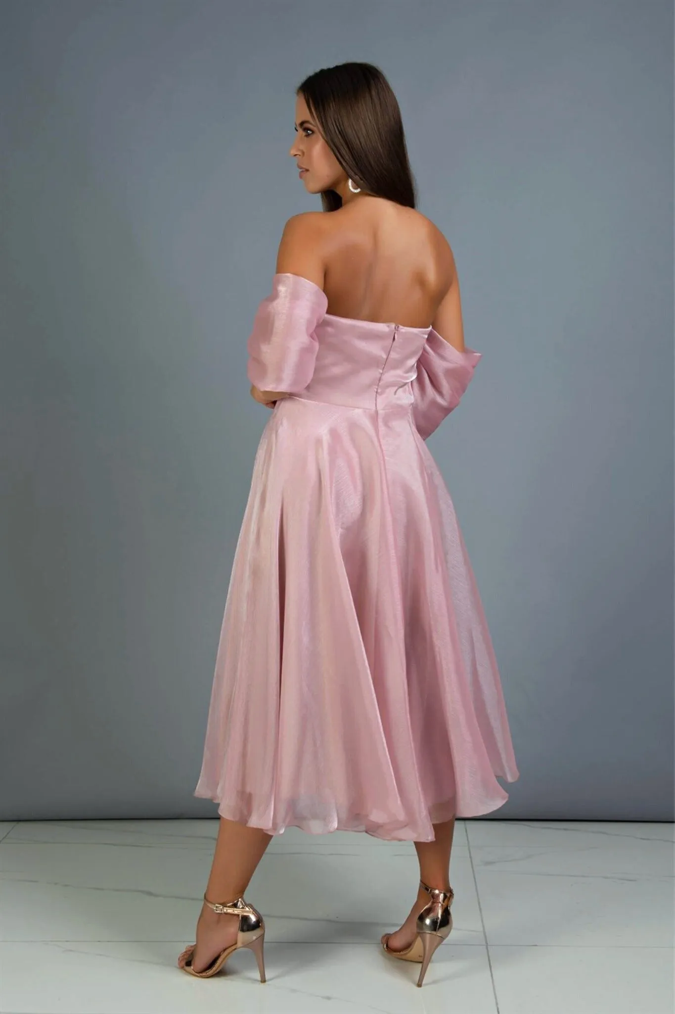 Abito rosa svasato midi in organza con scollo a cuore e maniche cadenti