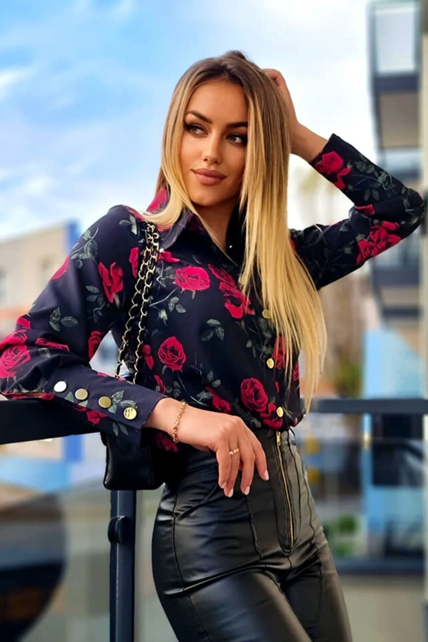 Camicia elegante nera a fantasia rose rosse e foglie verdi con bottoni dorati