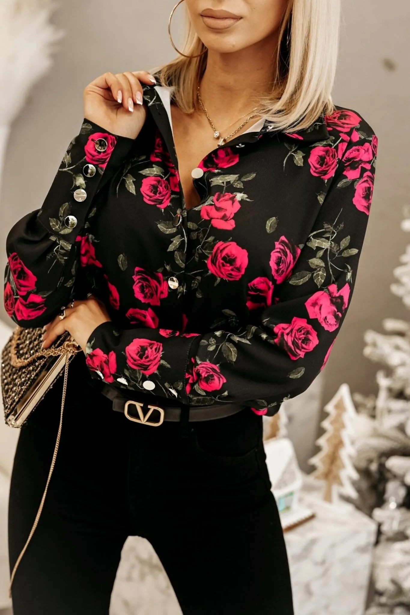 Camicia elegante nera a fantasia rose rosse e foglie verdi con bottoni dorati