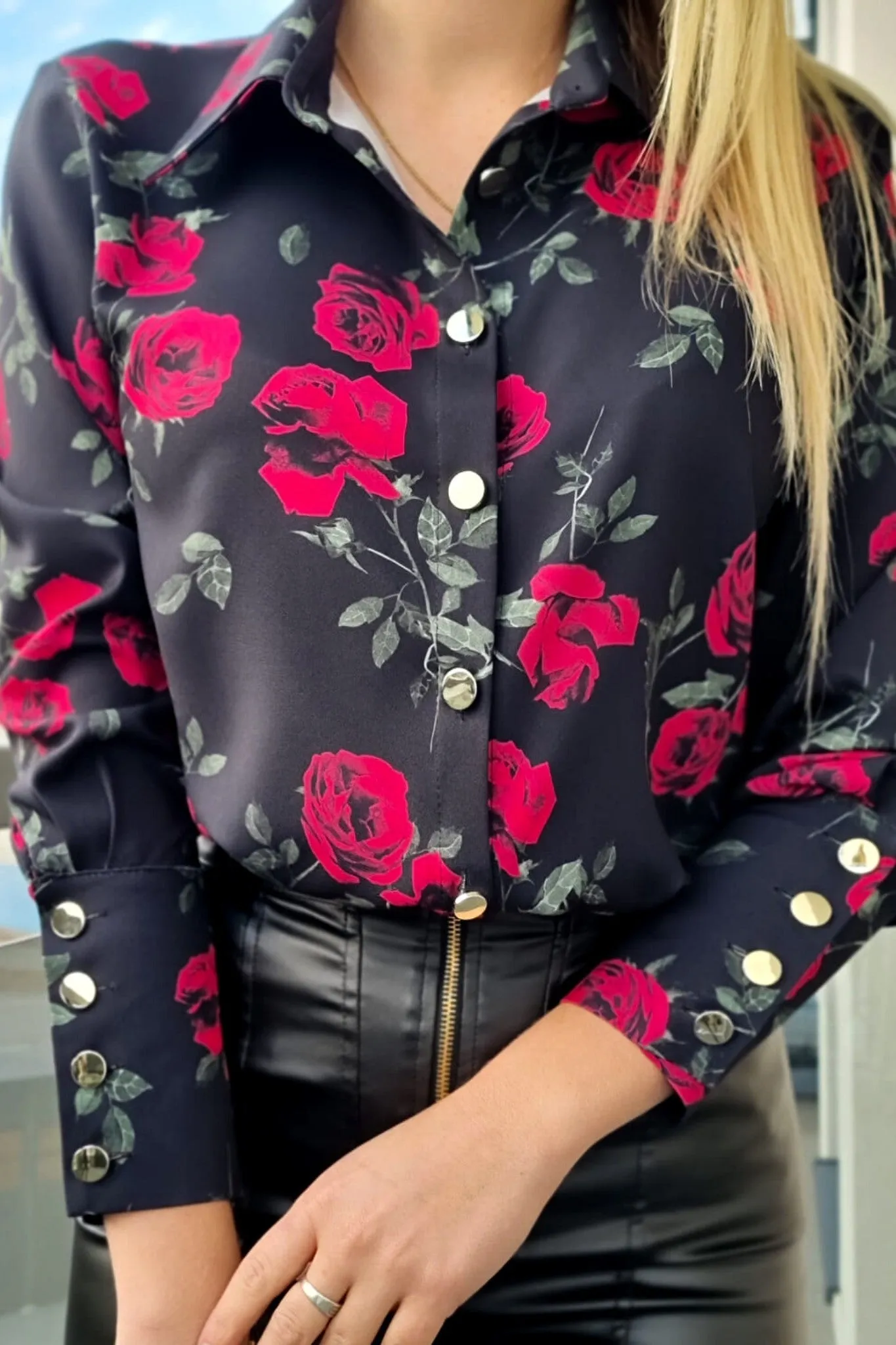 Camicia elegante nera a fantasia rose rosse e foglie verdi con bottoni dorati