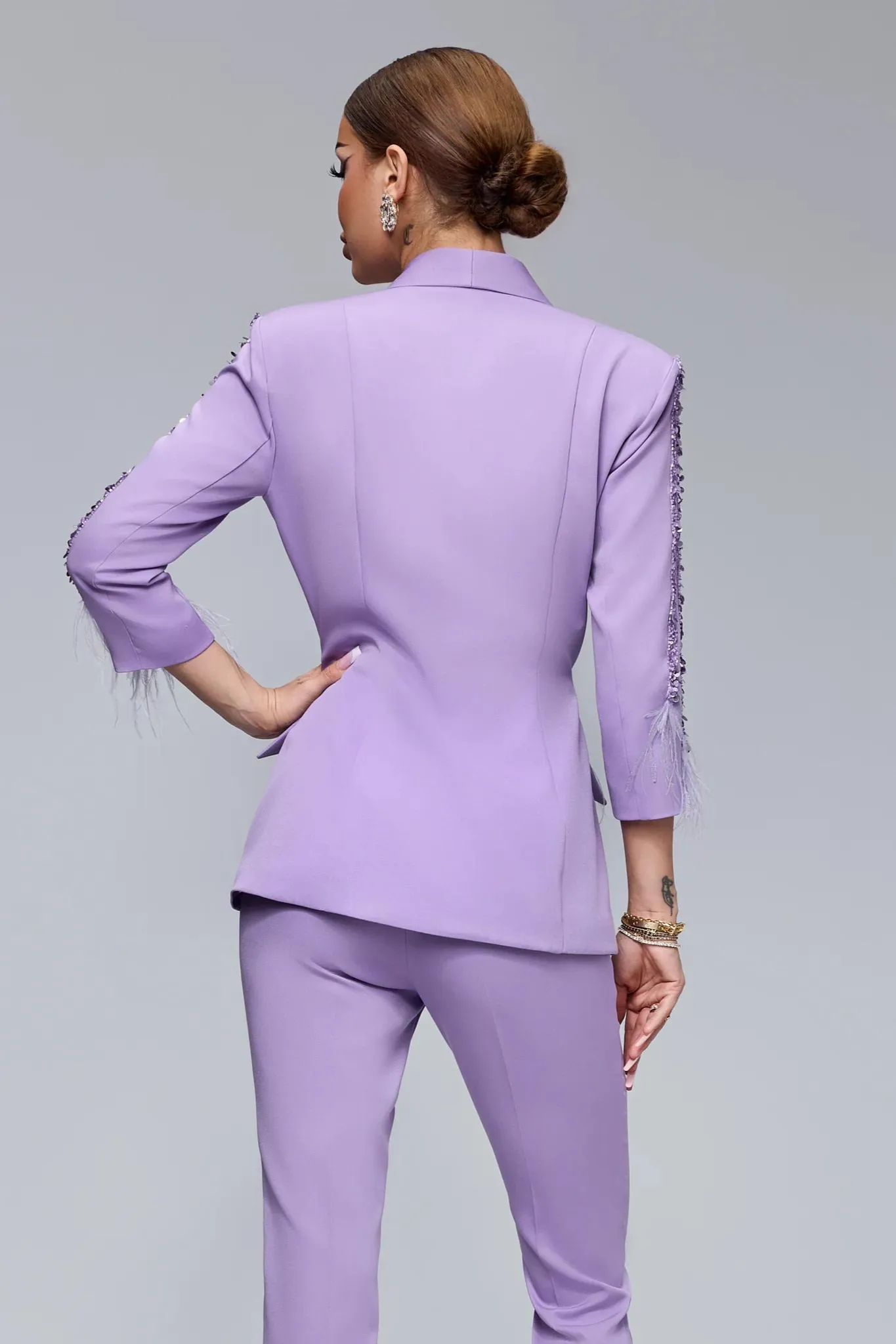 Completo tailleur lilla Bby giacca accessoriata con piume paillettes e pantaloni a sigaretta