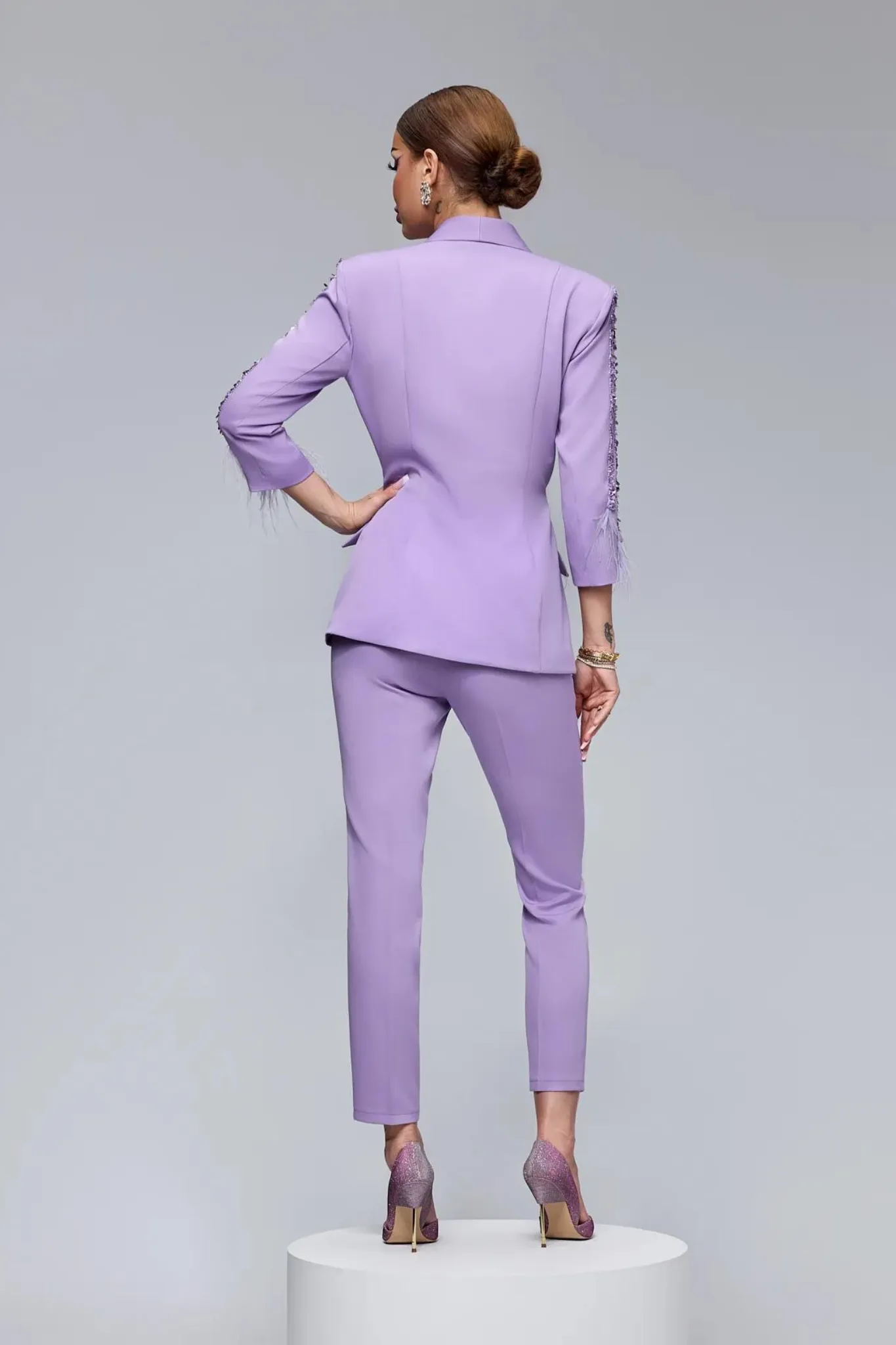 Completo tailleur lilla Bby giacca accessoriata con piume paillettes e pantaloni a sigaretta