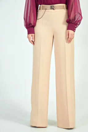 Pantaloni beige panna a gamba larga e vita accessoriato con cintura e finte tasche