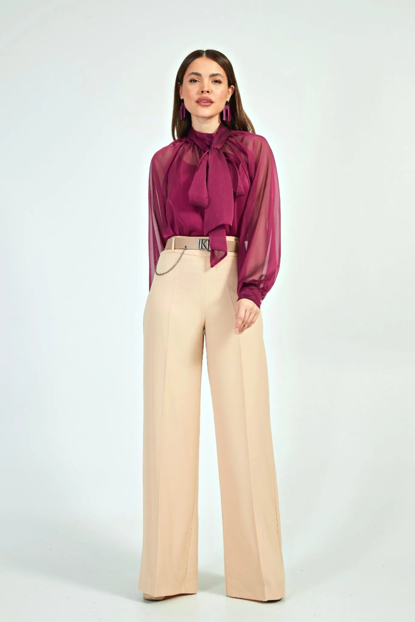 Pantaloni beige panna a gamba larga e vita accessoriato con cintura e finte tasche